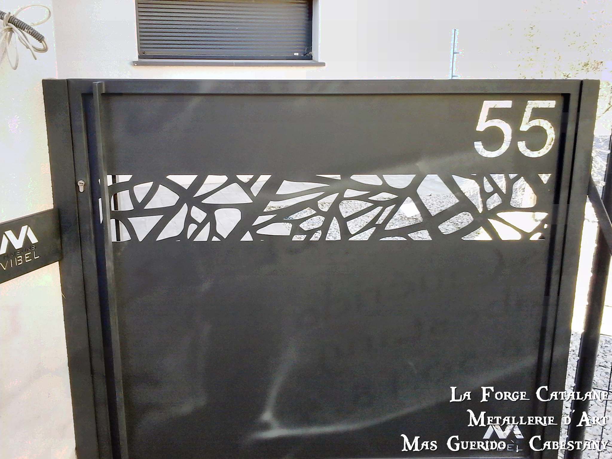 portillon tole decoupe laser numero integre thermolaquage  forge catalane 2.jpg